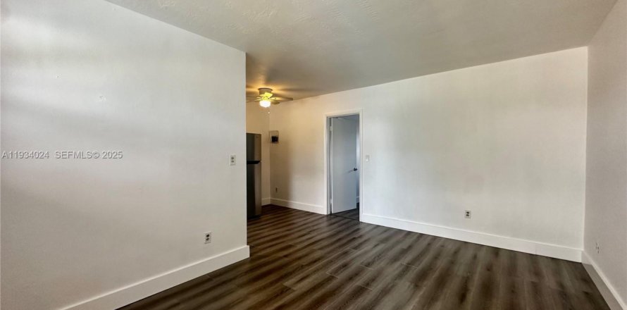 Дом в Опа-Локка, Флорида 1 спальня, 54.81м2 № 1992264