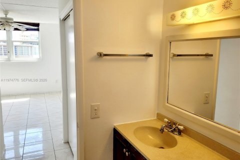 Condo in Miami, Florida, 1 bedroom  № 2154825 - photo 14