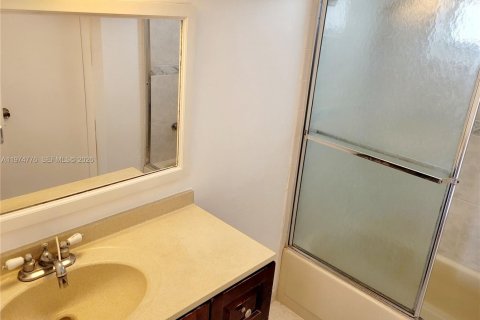 Condo in Miami, Florida, 1 bedroom  № 2154825 - photo 13