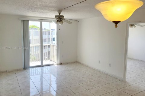 Condo in Miami, Florida, 1 bedroom  № 2154825 - photo 7