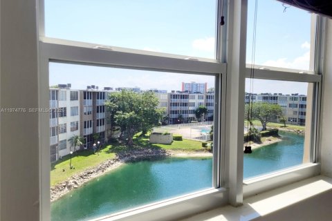 Condo in Miami, Florida, 1 bedroom  № 2154825 - photo 10