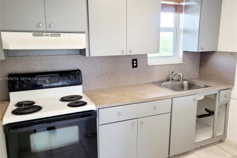 Condo in Miami, Florida, 1 bedroom  № 2154825 - photo 5
