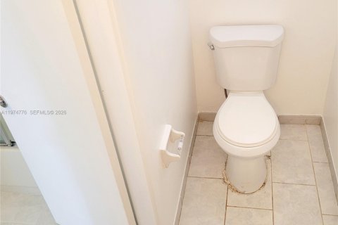 Condo in Miami, Florida, 1 bedroom  № 2154825 - photo 16