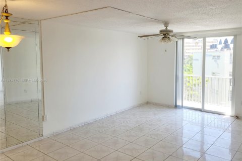 Condo in Miami, Florida, 1 bedroom  № 2154825 - photo 6