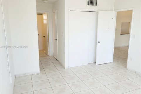 Condo in Miami, Florida, 1 bedroom  № 2154825 - photo 11