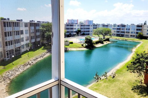 Condo in Miami, Florida, 1 bedroom  № 2154825 - photo 2