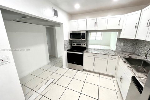 Condominio en alquiler en Miami, Florida, 1 dormitorio, 78.97 m2 № 1975425 - foto 5