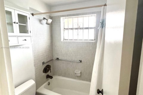 Condominio en alquiler en Miami, Florida, 1 dormitorio, 78.97 m2 № 1975425 - foto 16