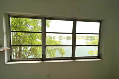 Condominio en alquiler en Miami, Florida, 1 dormitorio, 78.97 m2 № 1975425 - foto 17