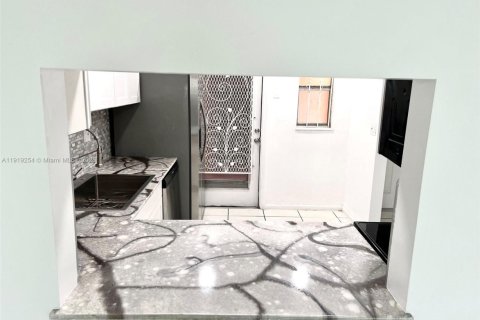 Condominio en alquiler en Miami, Florida, 1 dormitorio, 78.97 m2 № 1975425 - foto 9