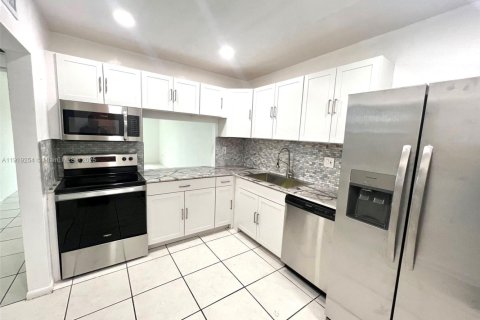 Condominio en alquiler en Miami, Florida, 1 dormitorio, 78.97 m2 № 1975425 - foto 3