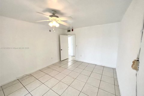 Condominio en alquiler en Miami, Florida, 1 dormitorio, 78.97 m2 № 1975425 - foto 11