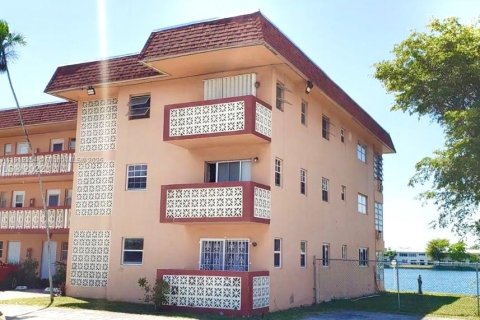 Condominio en alquiler en Miami, Florida, 1 dormitorio, 78.97 m2 № 1975425 - foto 2