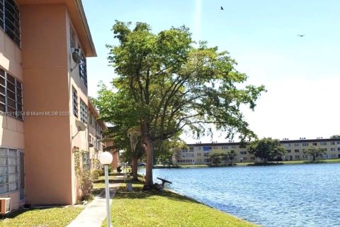 Condominio en alquiler en Miami, Florida, 1 dormitorio, 78.97 m2 № 1975425 - foto 21
