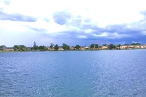 Condominio en alquiler en Miami, Florida, 1 dormitorio, 78.97 m2 № 1975425 - foto 1