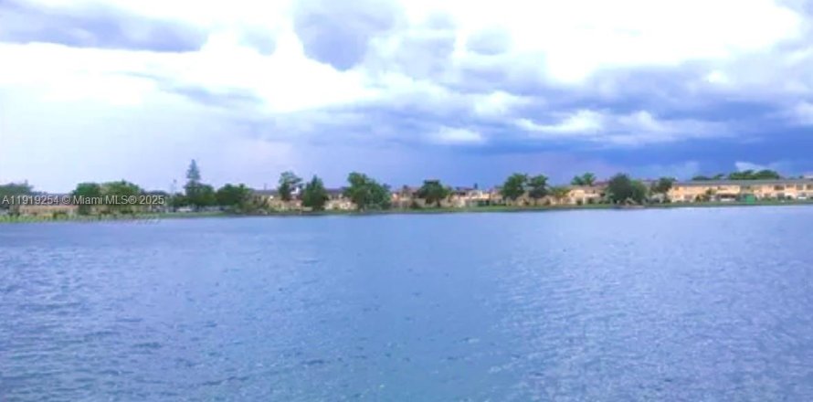 Condominio en Miami, Florida, 1 dormitorio  № 1975425