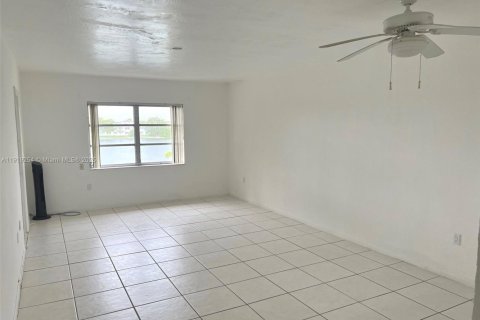 Condominio en alquiler en Miami, Florida, 1 dormitorio, 78.97 m2 № 1975425 - foto 8