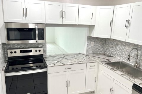 Condominio en alquiler en Miami, Florida, 1 dormitorio, 78.97 m2 № 1975425 - foto 4