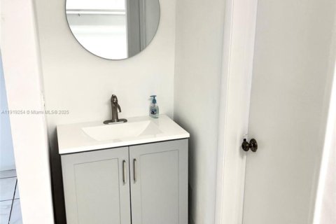 Condominio en alquiler en Miami, Florida, 1 dormitorio, 78.97 m2 № 1975425 - foto 14