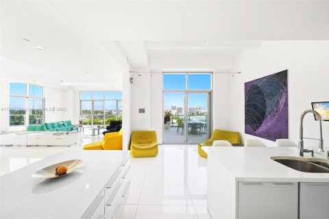 Condominio en venta en Miami Beach, Florida, 3 dormitorios, 298.31 m2 № 1972473 - foto 15