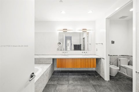 Condominio en venta en Miami Beach, Florida, 3 dormitorios, 298.31 m2 № 1972473 - foto 19