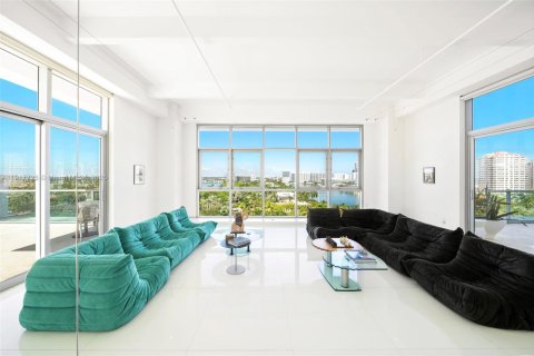 Condominio en venta en Miami Beach, Florida, 3 dormitorios, 298.31 m2 № 1972473 - foto 2