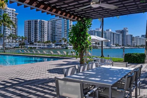 Condominio en venta en Miami Beach, Florida, 3 dormitorios, 298.31 m2 № 1972473 - foto 30