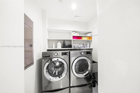 Condominio en venta en Miami Beach, Florida, 3 dormitorios, 298.31 m2 № 1972473 - foto 25