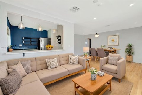 Villa ou maison à louer à Hollywood, Floride: 2 chambres, 100.33 m2 № 1936406 - photo 1