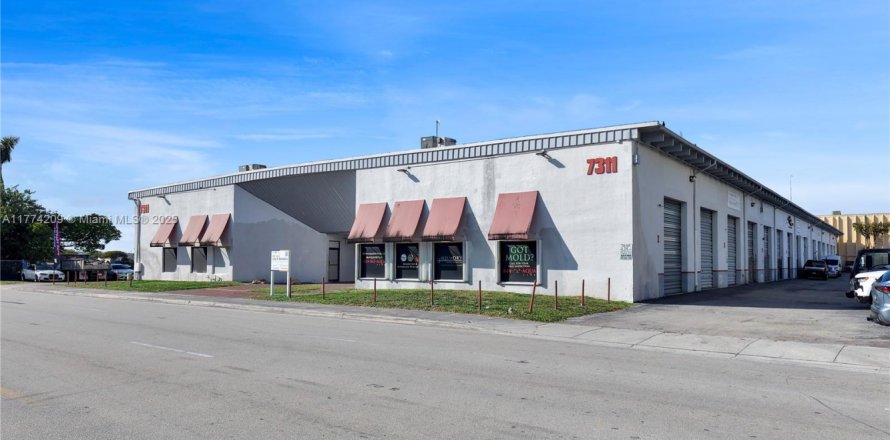 Commercial property in Miami, Florida № 1698635
