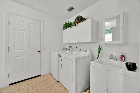 House in The Villages, Florida 3 bedrooms, 177.07 sq.m. № 1804739 - photo 19
