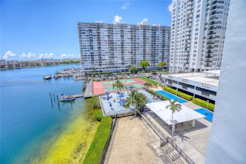 Condominio en venta en Aventura, Florida, 2 dormitorios, 106.19 m2 № 1932985 - foto 12