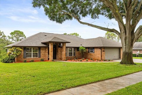 House in Clermont, Florida 3 bedrooms, 192.68 sq.m. № 1919689 - photo 2