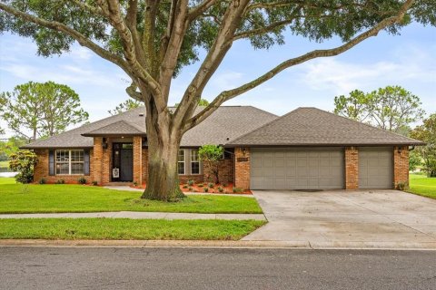 House in Clermont, Florida 3 bedrooms, 192.68 sq.m. № 1919689 - photo 1