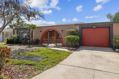 House in New Port Richey, Florida 3 bedrooms, 137.68 sq.m. № 1569232 - photo 1