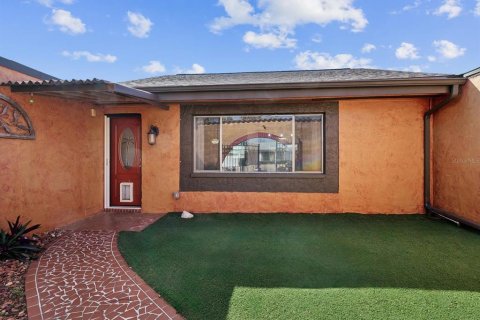 House in New Port Richey, Florida 3 bedrooms, 137.68 sq.m. № 1569232 - photo 3