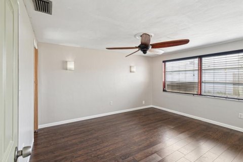 House in New Port Richey, Florida 3 bedrooms, 137.68 sq.m. № 1569232 - photo 16