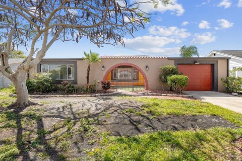 House in New Port Richey, Florida 3 bedrooms, 137.68 sq.m. № 1569232 - photo 2