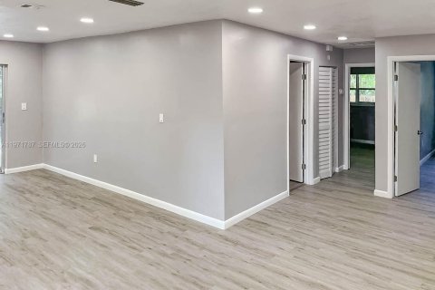 House in North Miami Beach, Florida 2 bedrooms, 177.54 sq.m. № 2032429