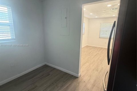 House in North Miami Beach, Florida 2 bedrooms, 177.54 sq.m. № 2032429 - photo 3