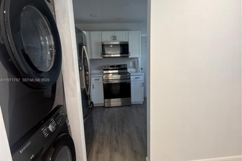 House in North Miami Beach, Florida 2 bedrooms, 177.54 sq.m. № 2032429 - photo 2