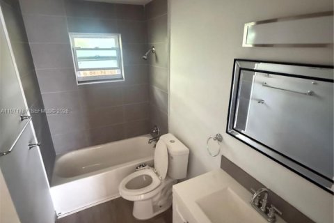 House in North Miami Beach, Florida 2 bedrooms, 177.54 sq.m. № 2032429 - photo 4
