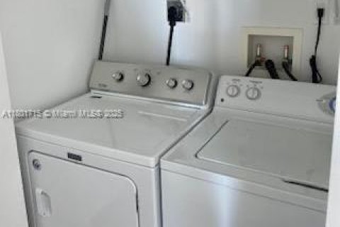 Condo in Miami, Florida, 2 bedrooms  № 1861991 - photo 15