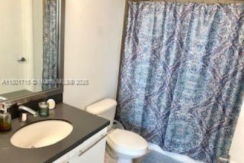 Condo in Miami, Florida, 2 bedrooms  № 1861991 - photo 17