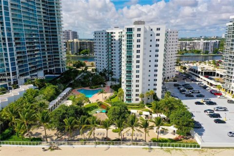 Condominio en Hollywood, Florida, 1 dormitorio  № 2028831