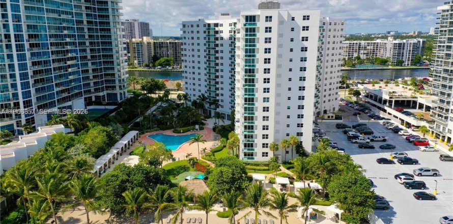 Condominio en Hollywood, Florida, 1 dormitorio  № 2028831