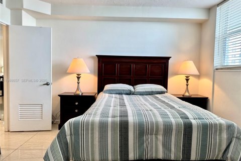 Condominio en alquiler en Hollywood, Florida, 1 dormitorio, 84.63 m2 № 2028831 - foto 17