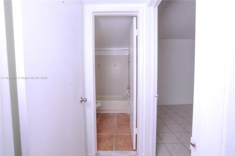 Condo in Miami, Florida, 2 bedrooms  № 1888773 - photo 2
