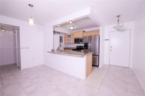 Condo in Miami, Florida, 2 bedrooms  № 1888773 - photo 1