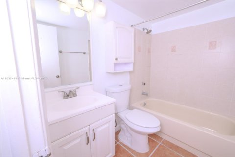 Condo in Miami, Florida, 2 bedrooms  № 1888773 - photo 3